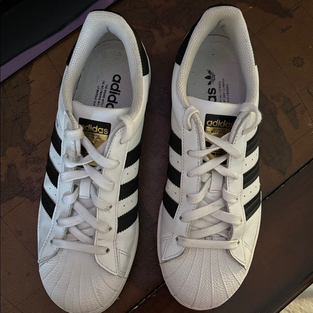 Adidas Superstar Women’s 7.5 - Picture 3 of 9